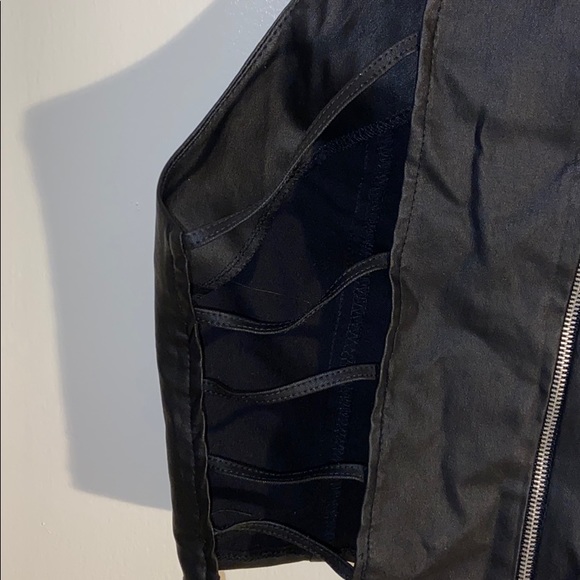 Cutout back crop top - Picture 3 of 3